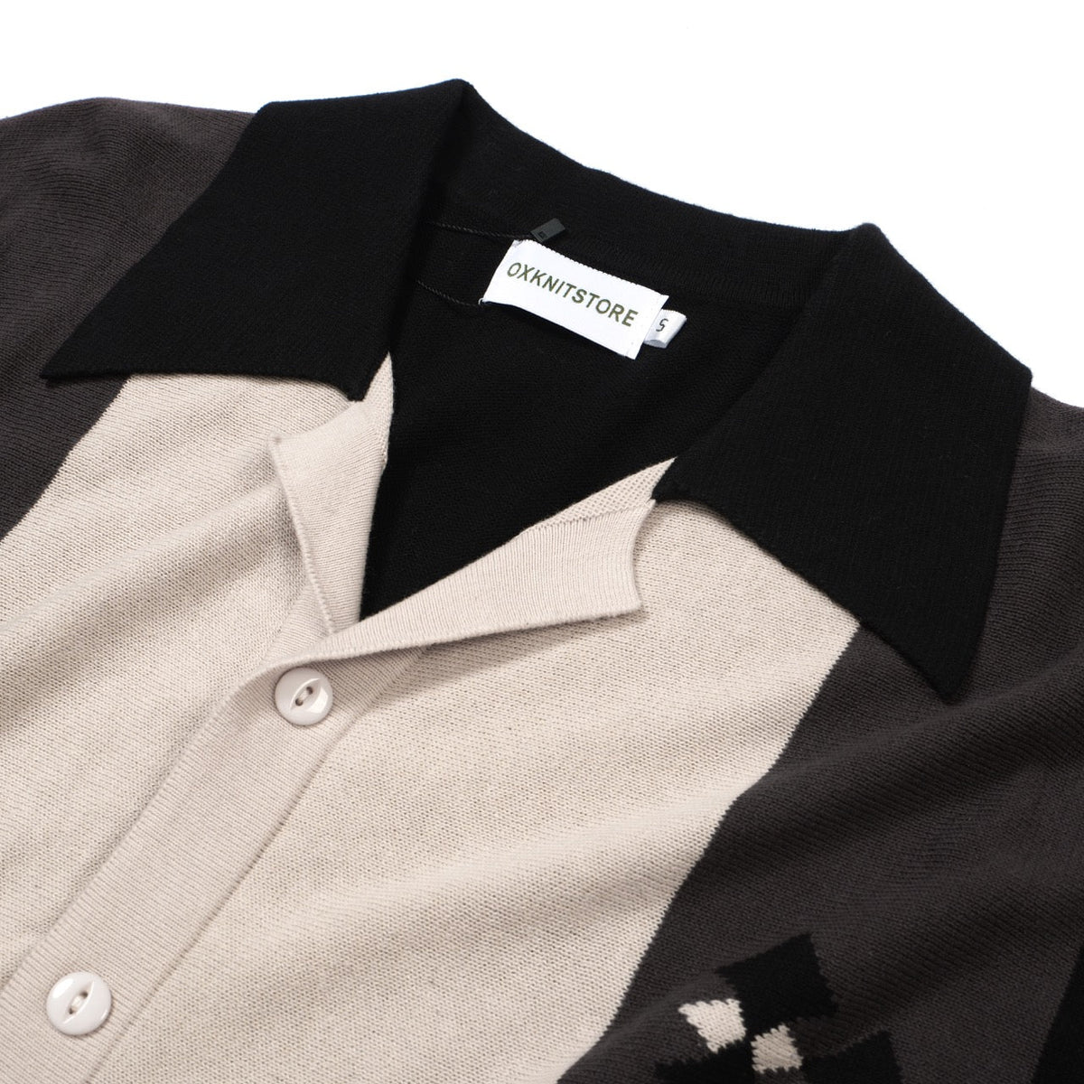 Chemise à boutons en maille noire et grise pour homme – Style années 60 avec détail en diamant sur la poitrine
