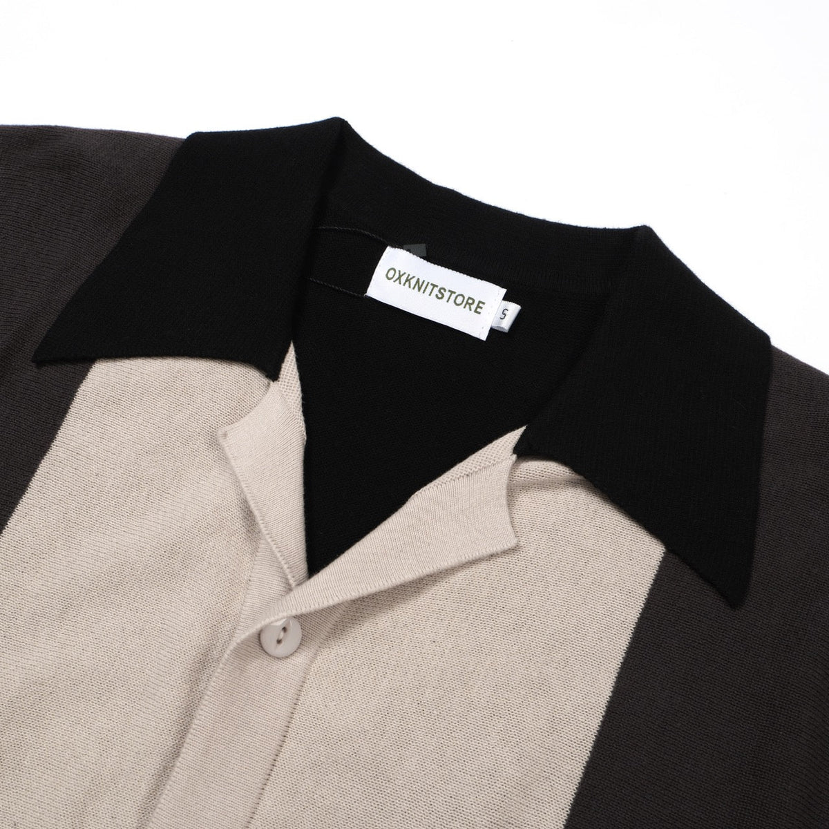 Chemise à boutons en maille noire et grise pour homme – Style années 60 avec détail en diamant sur la poitrine