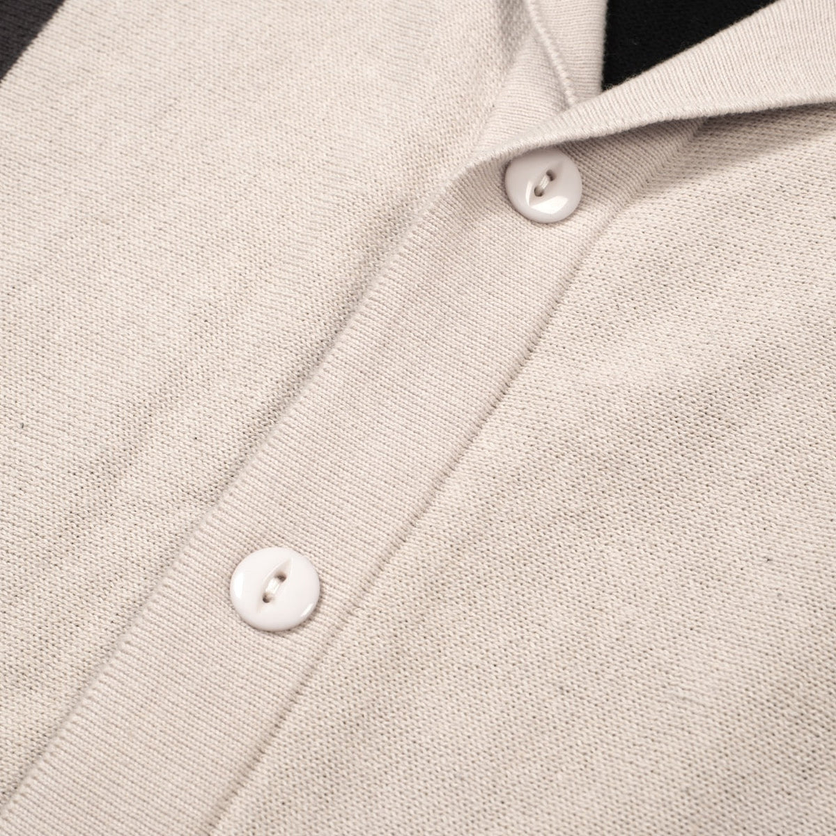 Chemise à boutons en maille noire et grise pour homme – Style années 60 avec détail en diamant sur la poitrine