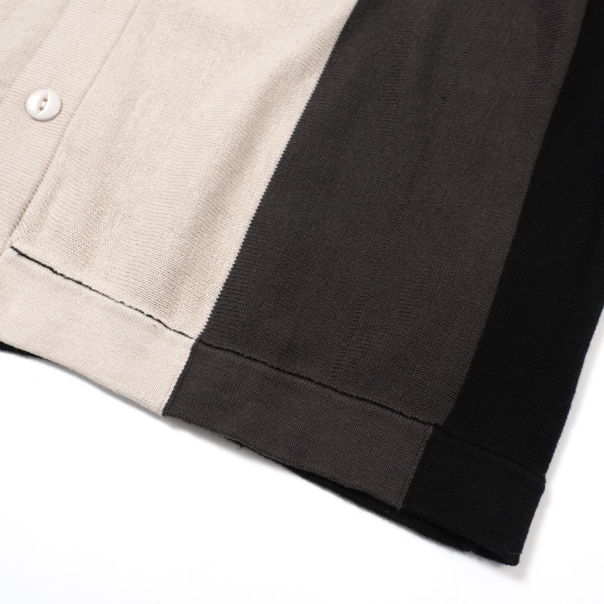 Chemise à boutons en maille noire et grise pour homme – Style années 60 avec détail en diamant sur la poitrine