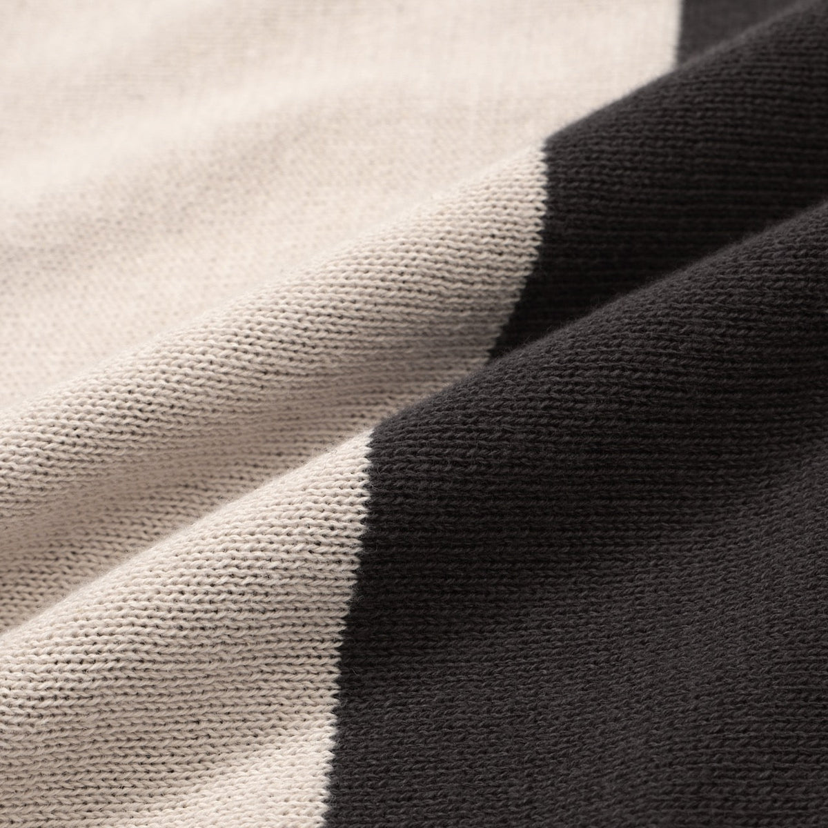 Chemise à boutons en maille noire et grise pour homme – Style années 60 avec détail en diamant sur la poitrine