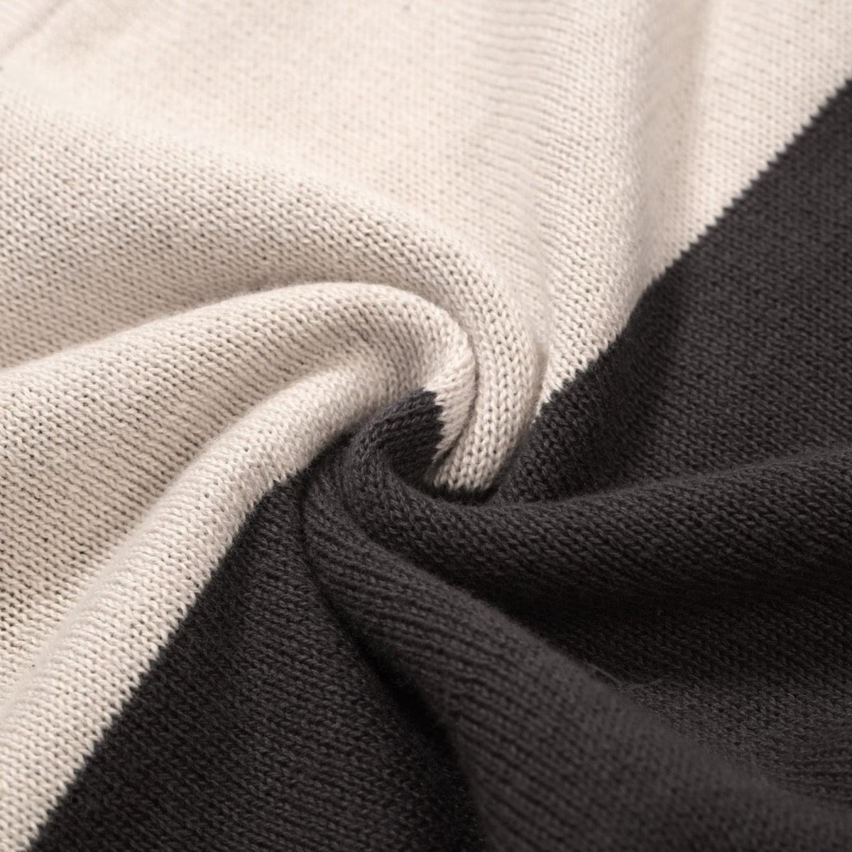 Chemise à boutons en maille noire et grise pour homme – Style années 60 avec détail en diamant sur la poitrine