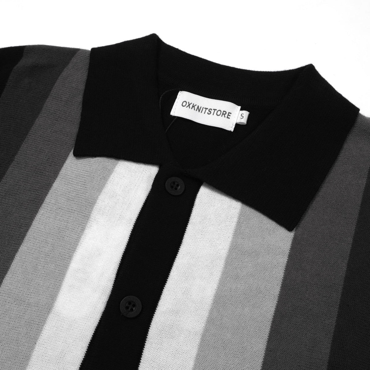 Chemise à rayures monochromes des années 60 pour homme – Noir, Blanc et Gris avec boutons polo