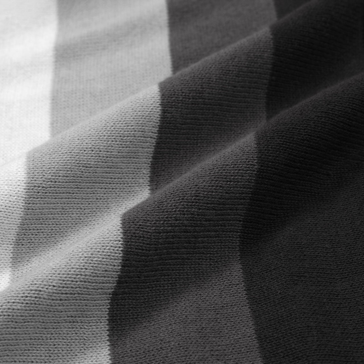 Chemise à rayures monochromes des années 60 pour homme – Noir, Blanc et Gris avec boutons polo