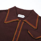 Chemise en maille rétro des années 70 pour homme – Marron avec bordure à carreaux jaunes et rouges