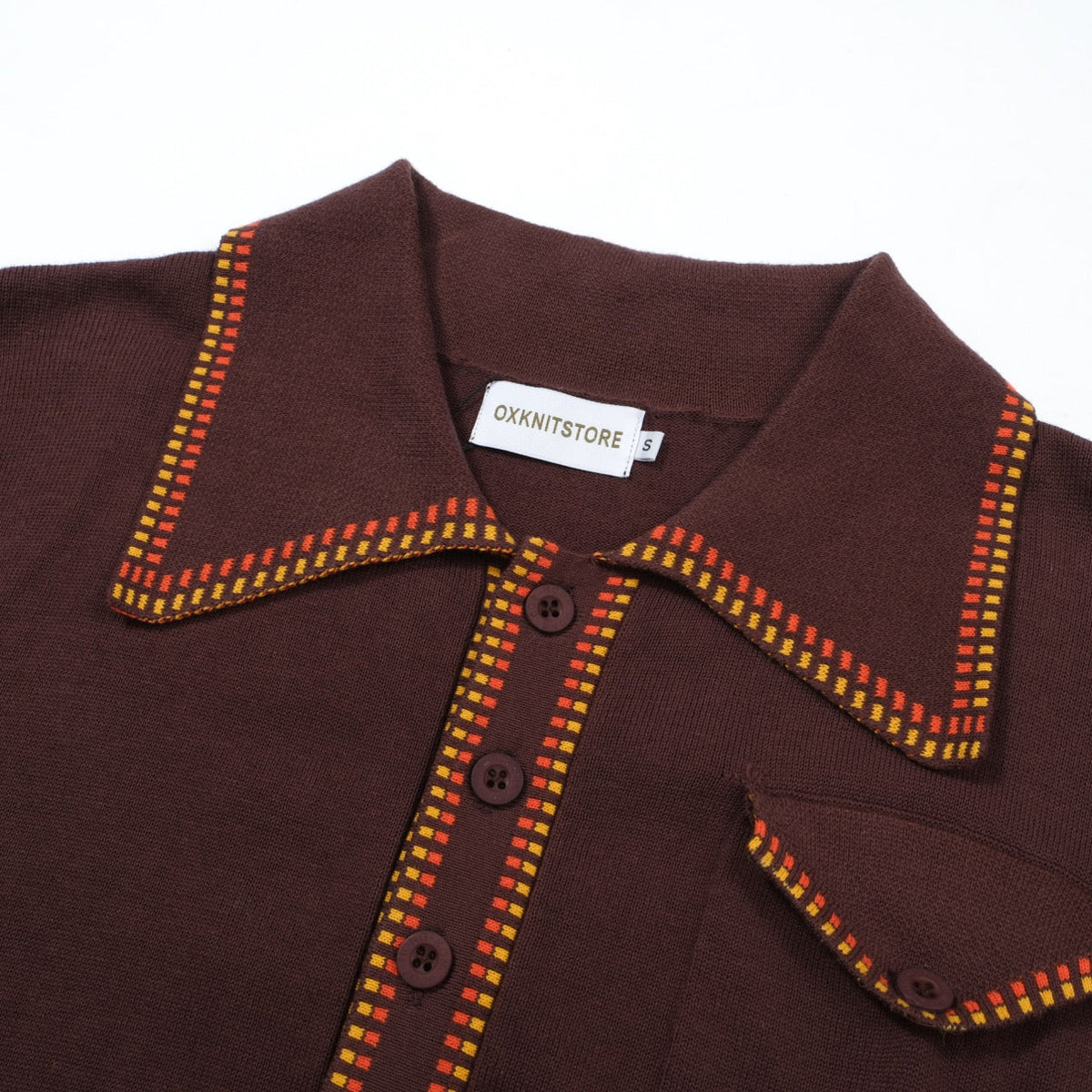 Chemise en maille rétro des années 70 pour homme – Marron avec bordure à carreaux jaunes et rouges