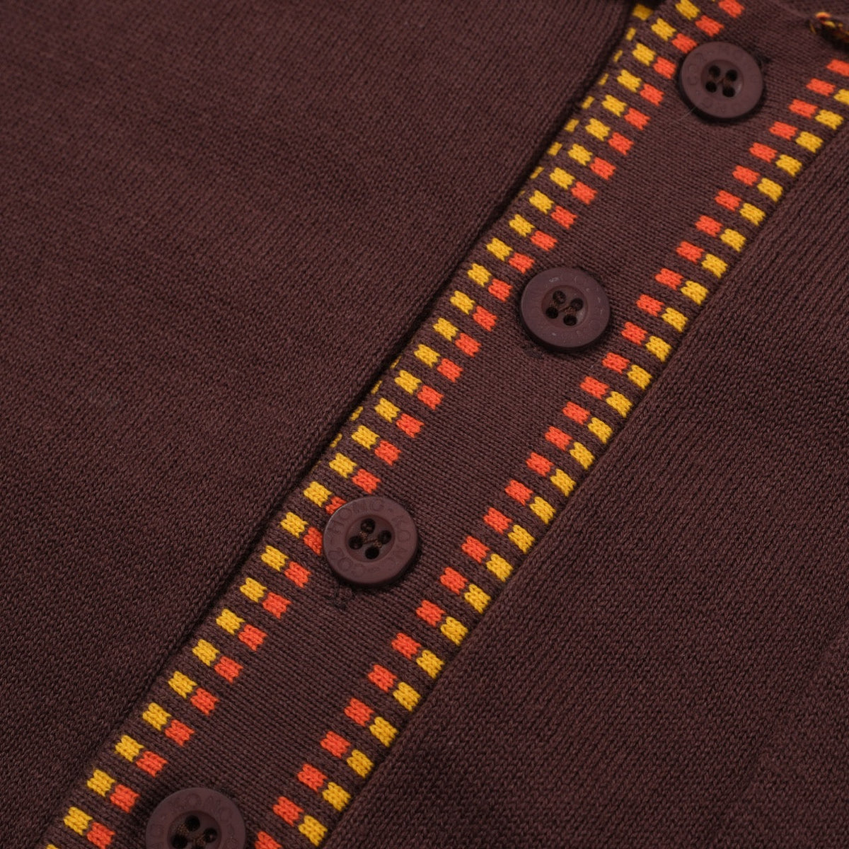 Chemise en maille rétro des années 70 pour homme – Marron avec bordure à carreaux jaunes et rouges