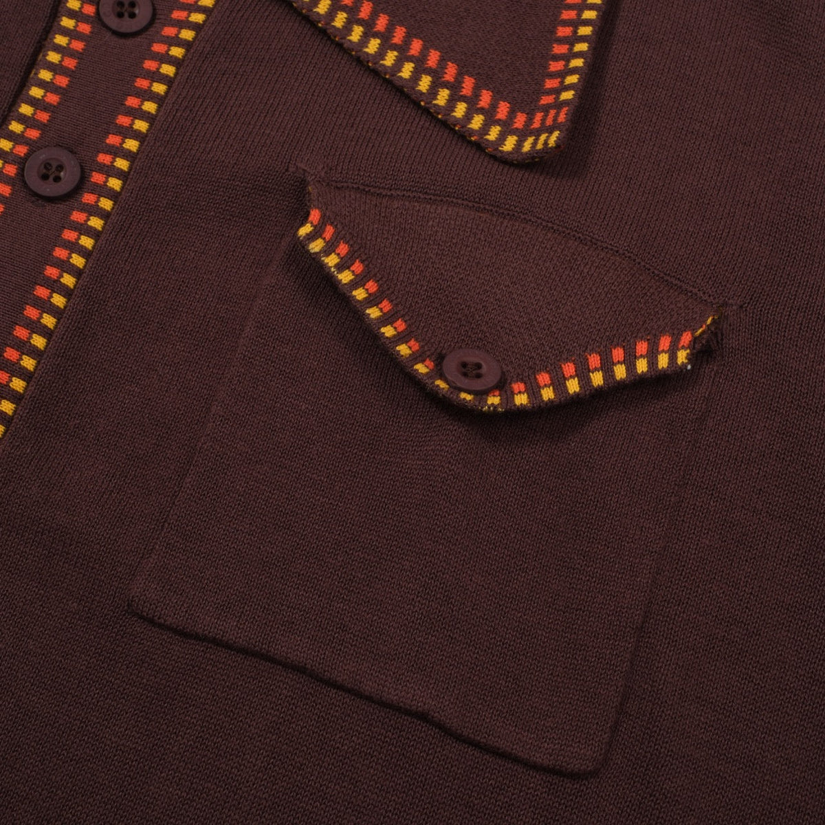 Chemise en maille rétro des années 70 pour homme – Marron avec bordure à carreaux jaunes et rouges