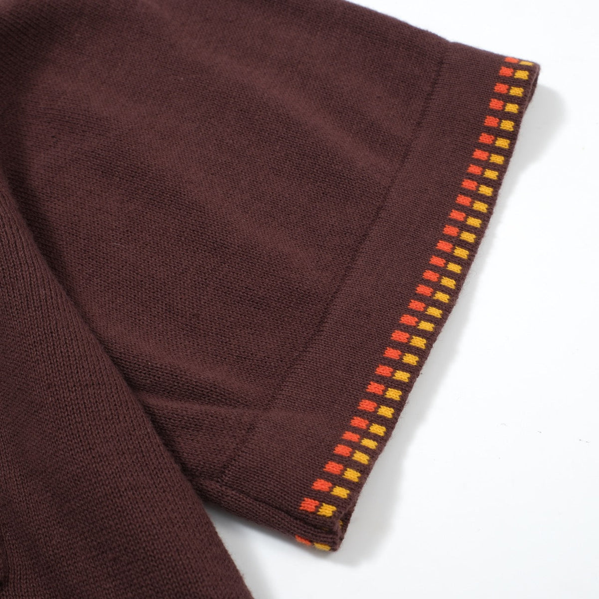 Chemise en maille rétro des années 70 pour homme – Marron avec bordure à carreaux jaunes et rouges