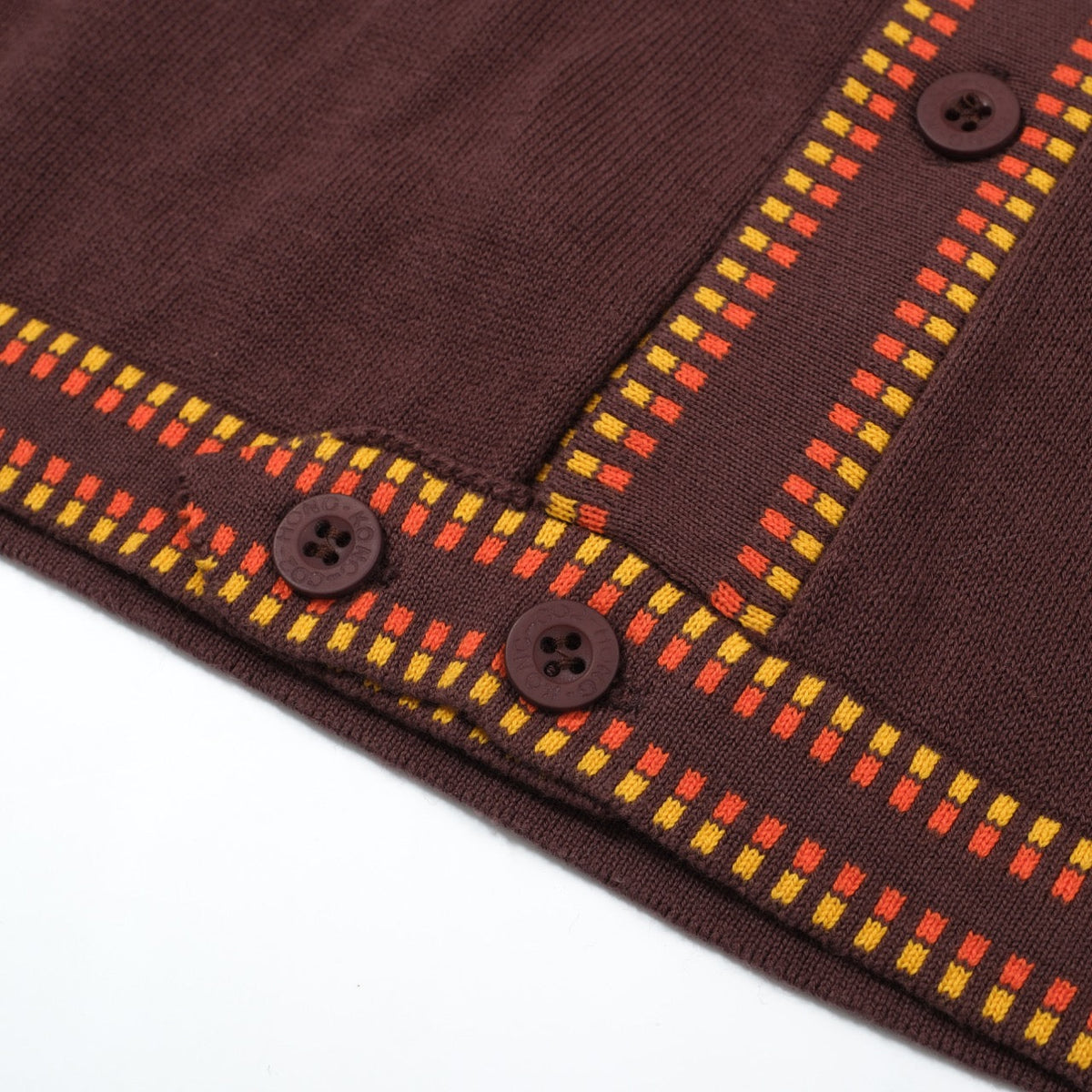 Chemise en maille rétro des années 70 pour homme – Marron avec bordure à carreaux jaunes et rouges
