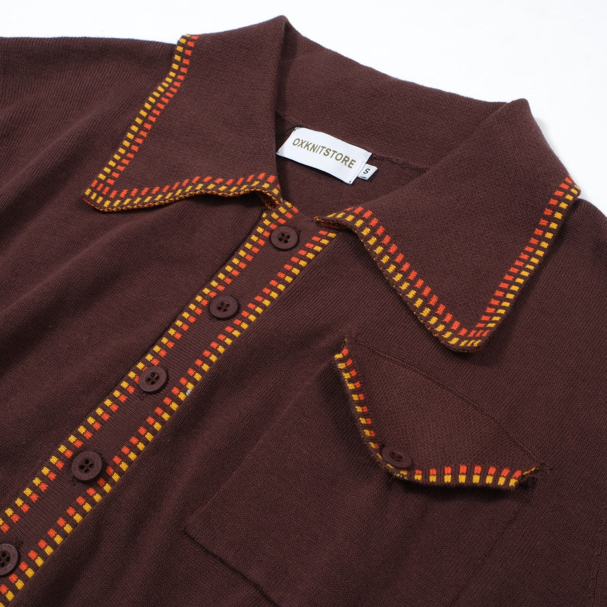 Chemise en maille rétro des années 70 pour homme – Marron avec bordure à carreaux jaunes et rouges