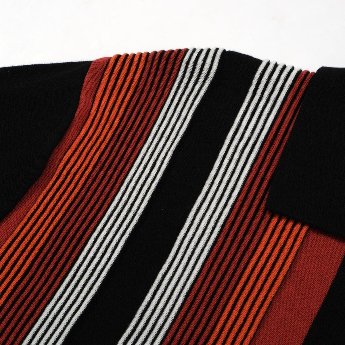 Pull zippé à rayures rétro pour homme – Style années 60 en rouge foncé et noir