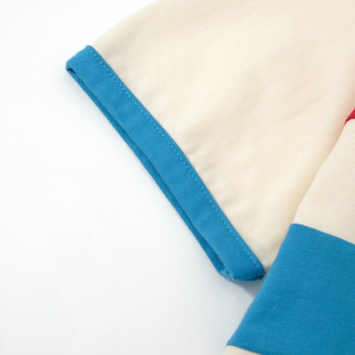 T-shirt tricoté à rayures crème, rouge et bleu 70s – Style rétro sportif
