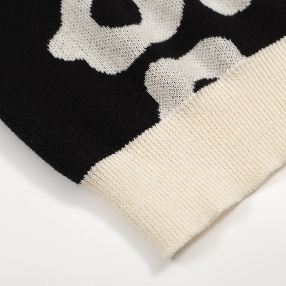 Chemise Polo Rétro à Fleurs Noires et Crème pour Homme – Modèle Années 60