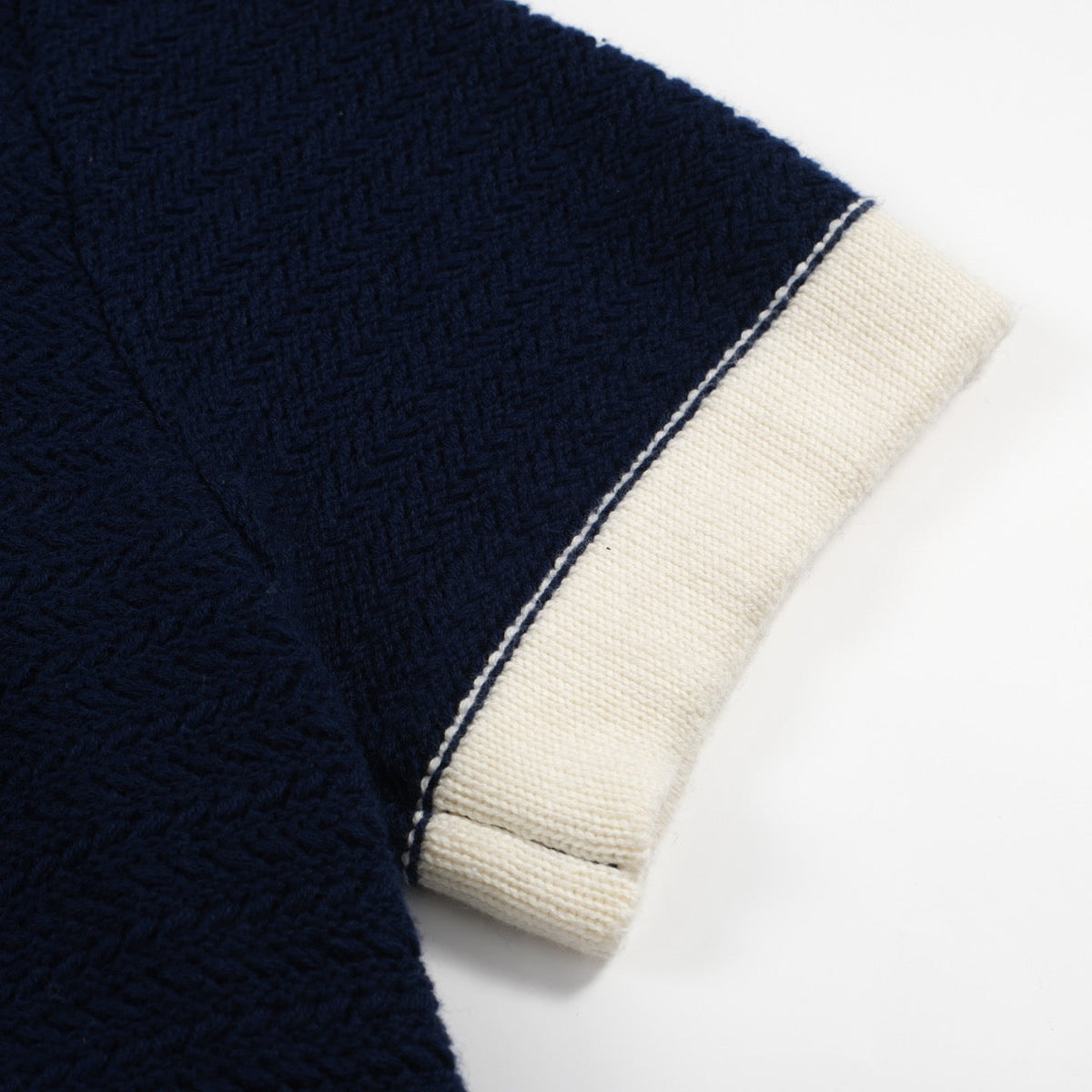 Chemise Polo Homme Bleu Marine des Années 60 à Col Ouvert – Maille Mod avec Détails Crème