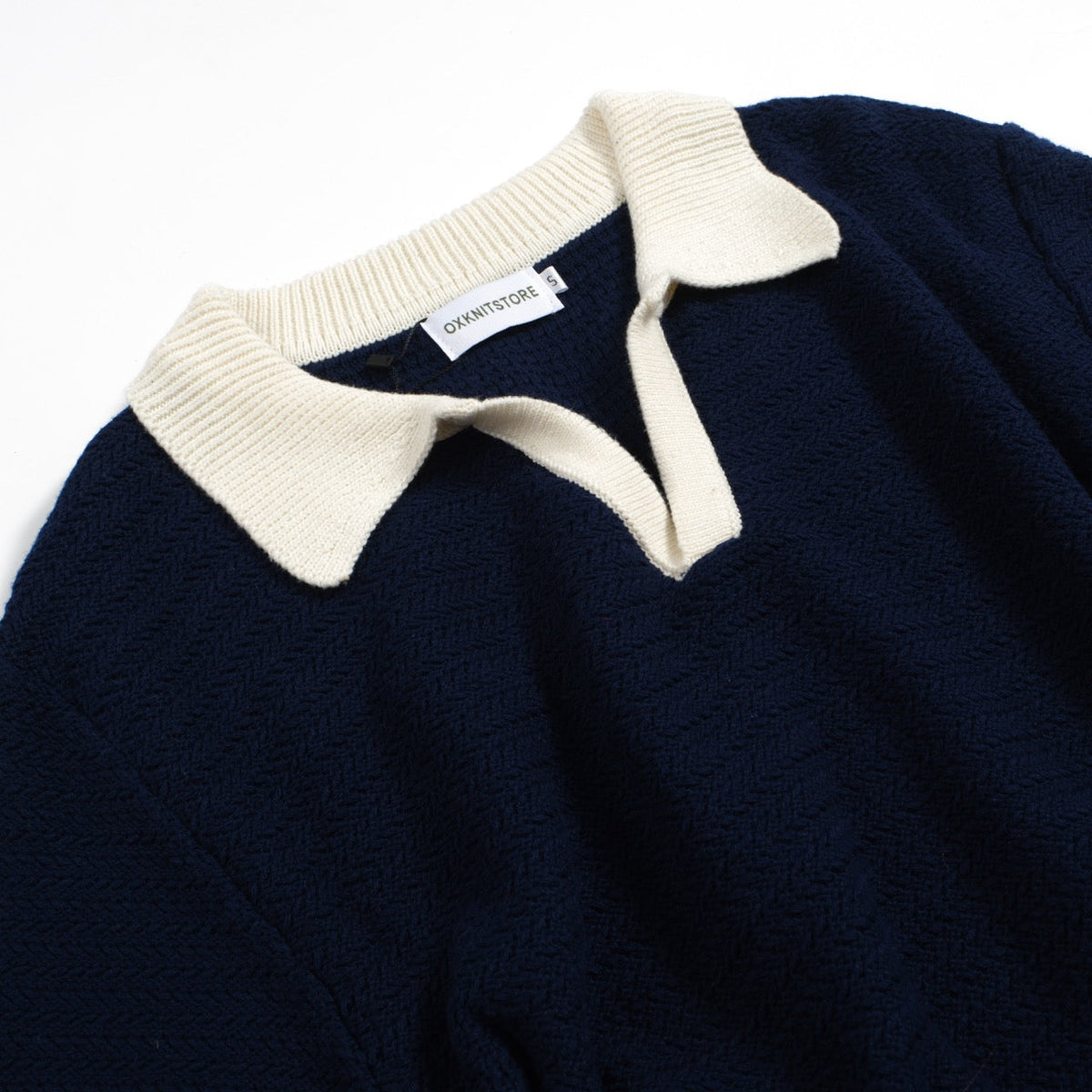 Chemise Polo Homme Bleu Marine des Années 60 à Col Ouvert – Maille Mod avec Détails Crème