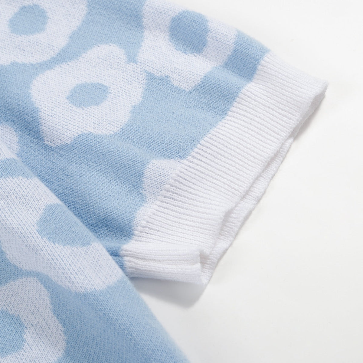 Pull en tricot pour homme des années 60 - Bleu clair avec motif floral rétro blanc