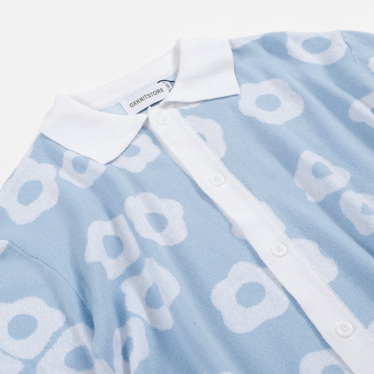 Pull en tricot pour homme des années 60 - Bleu clair avec motif floral rétro blanc