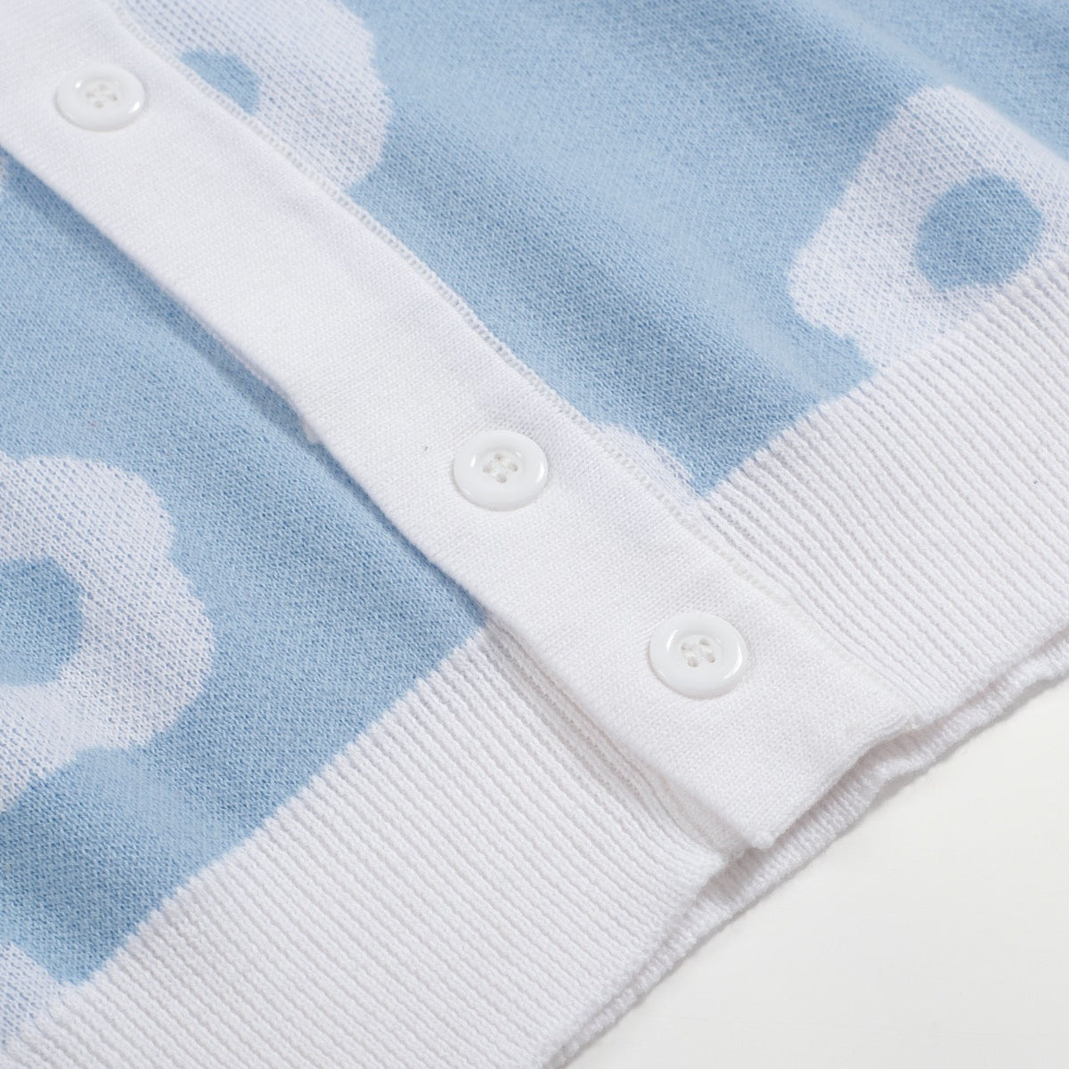 Pull en tricot pour homme des années 60 - Bleu clair avec motif floral rétro blanc