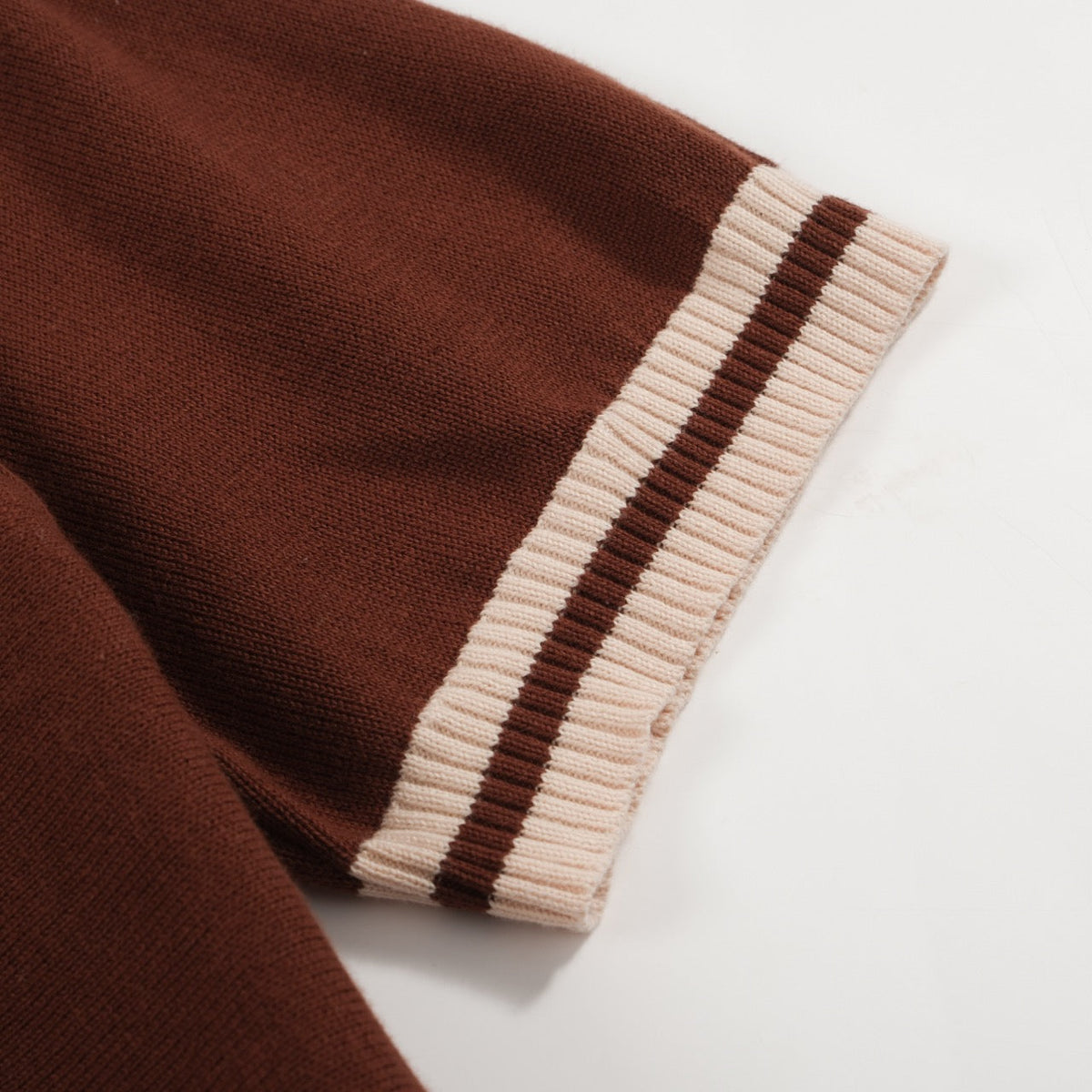 Pull rétro marron pour homme des années 70 – Rayures en V inspirées du coucher de soleil