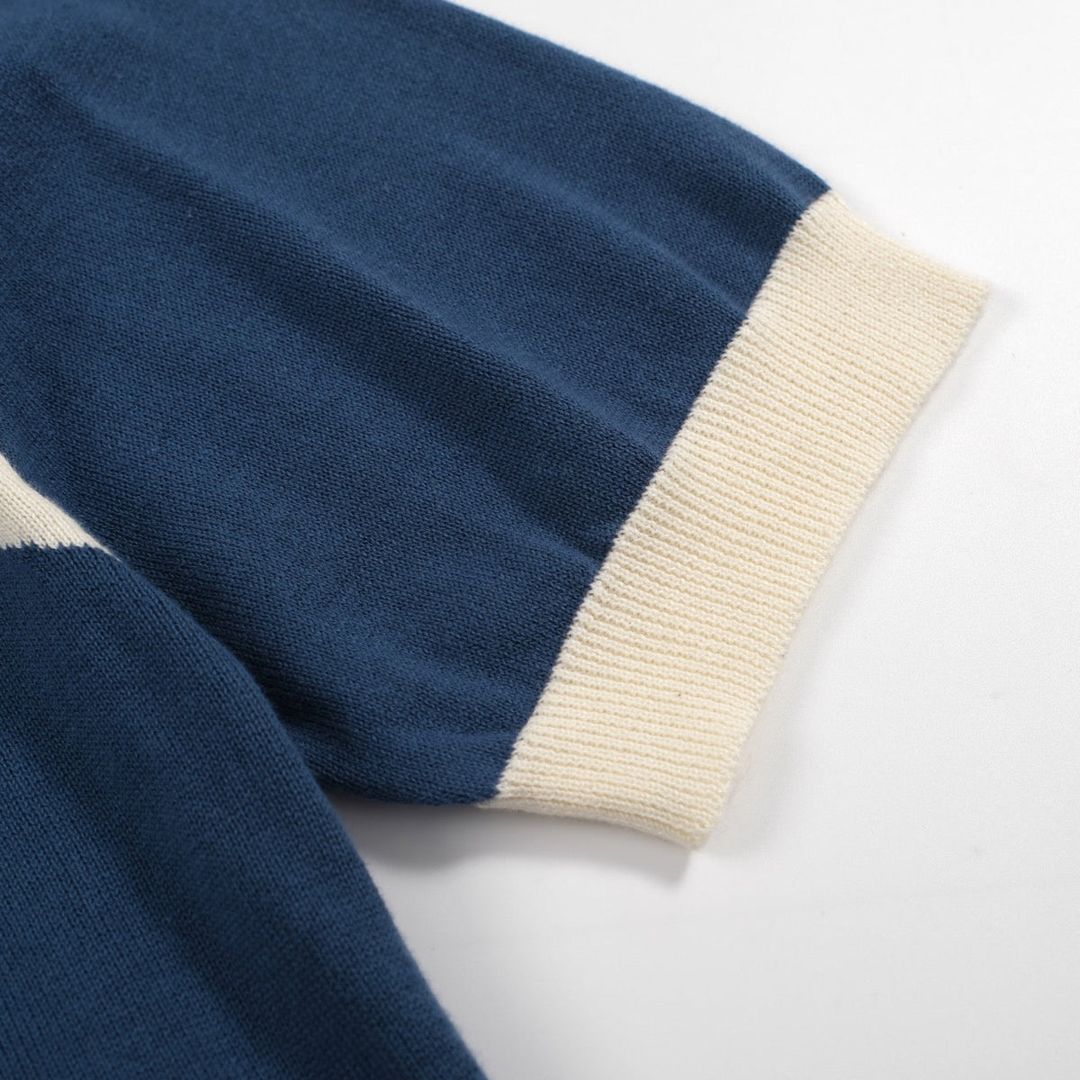 T-shirt homme rétro années 70 à blocs de couleur – Rayures bleues et col rond