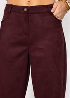 Pantalon à jambes en baril en look daim - bordeaux