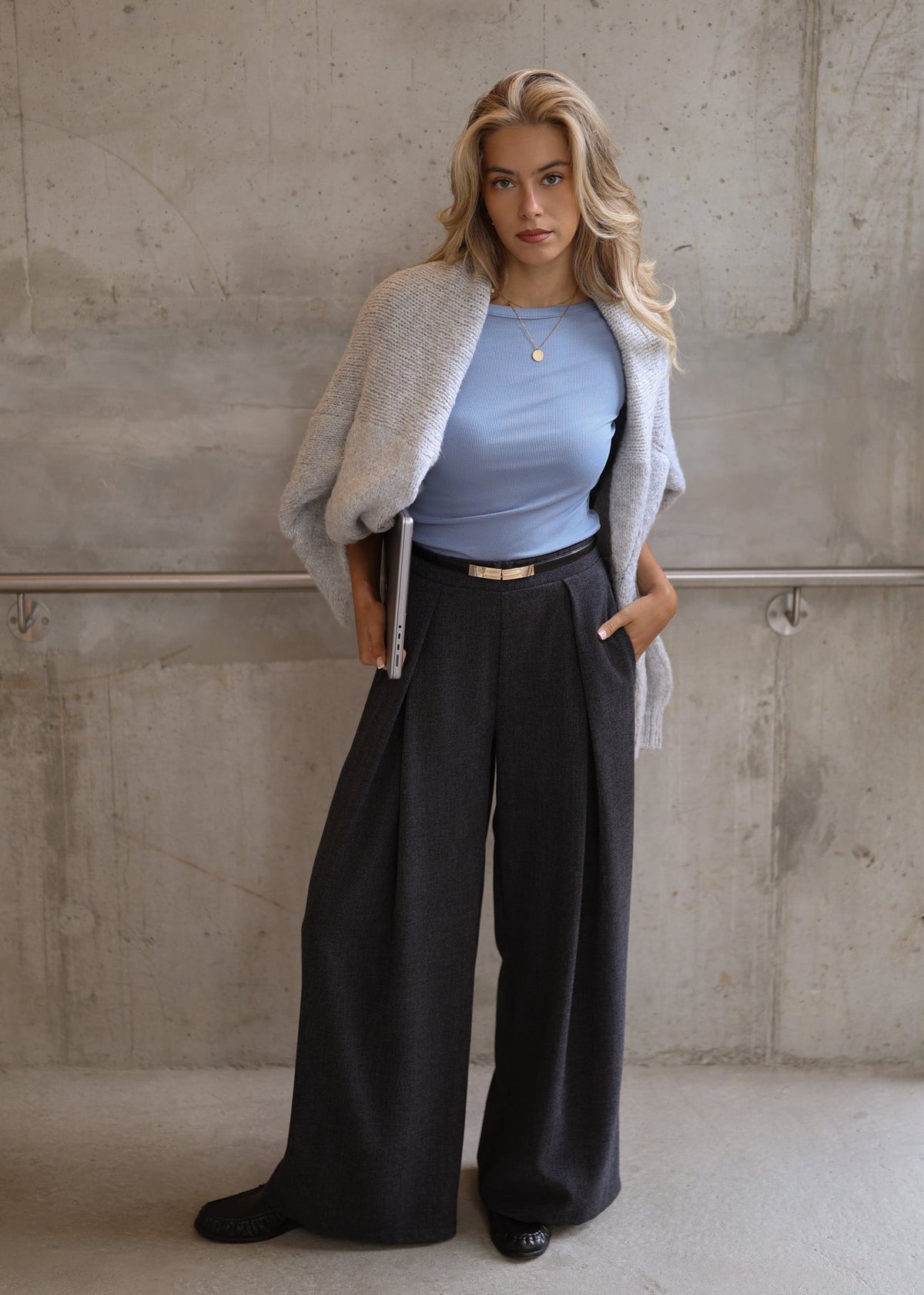 Pantalon à plis avec jambe large - anthracite