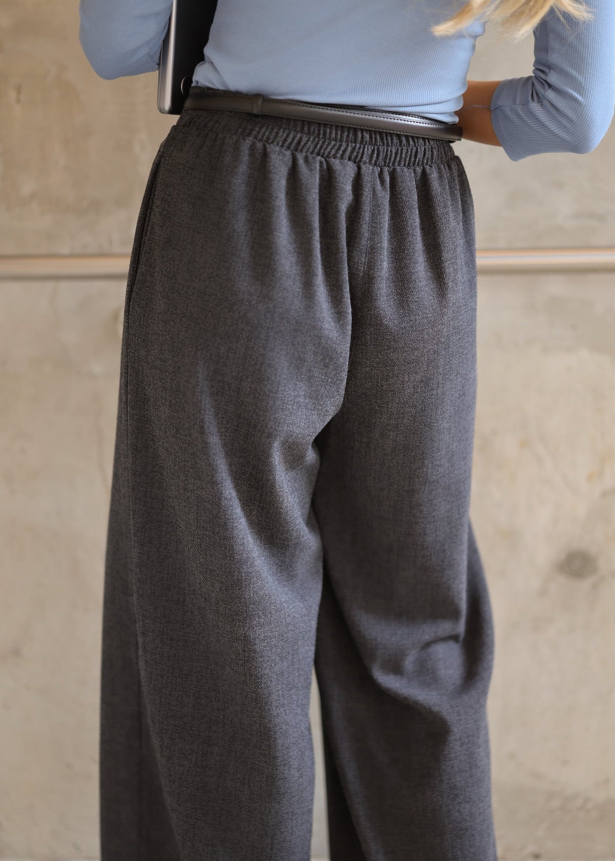 Pantalon à plis avec jambe large - anthracite