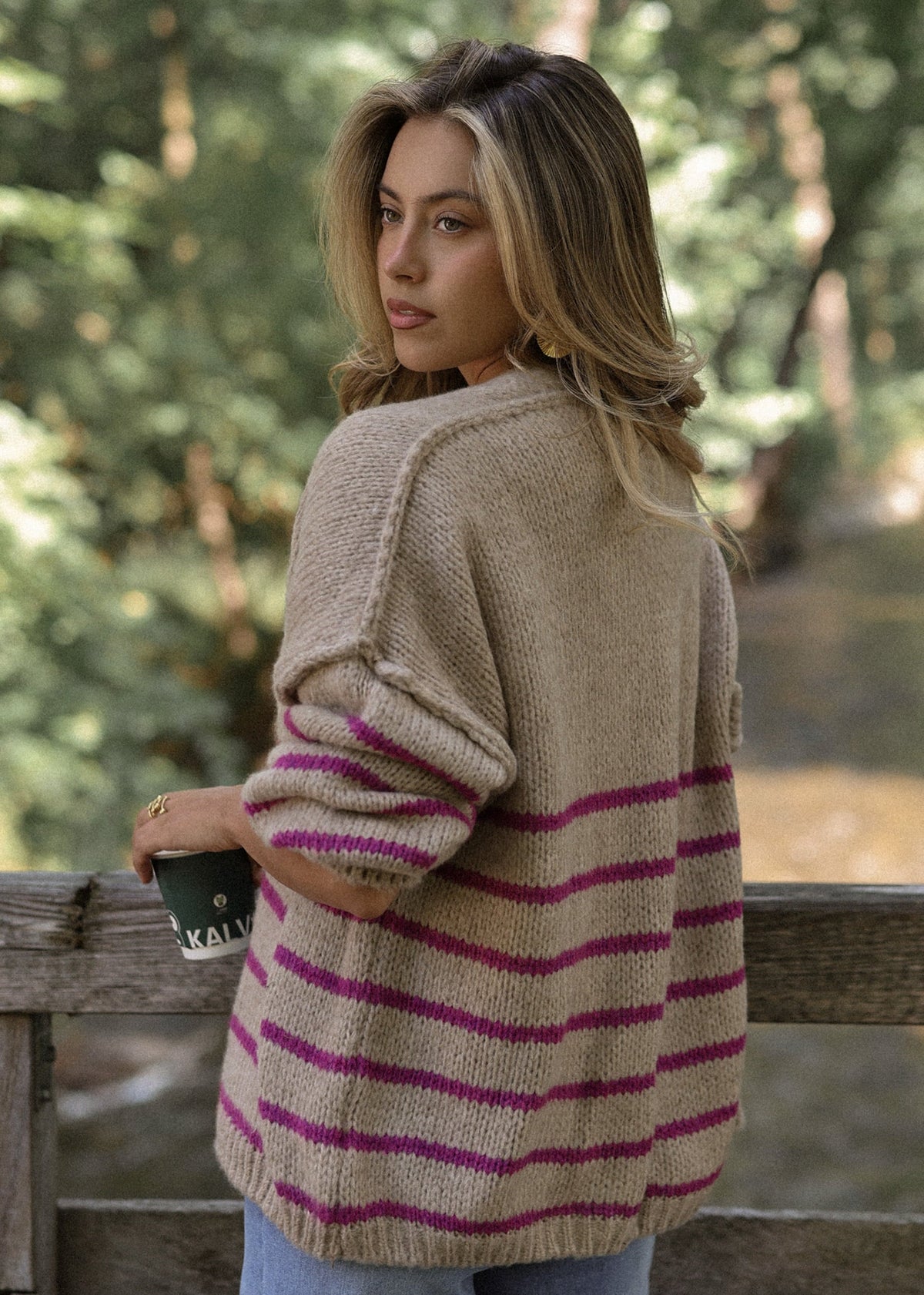 Cardigan rayé avec coutures extérieures - beige-berry