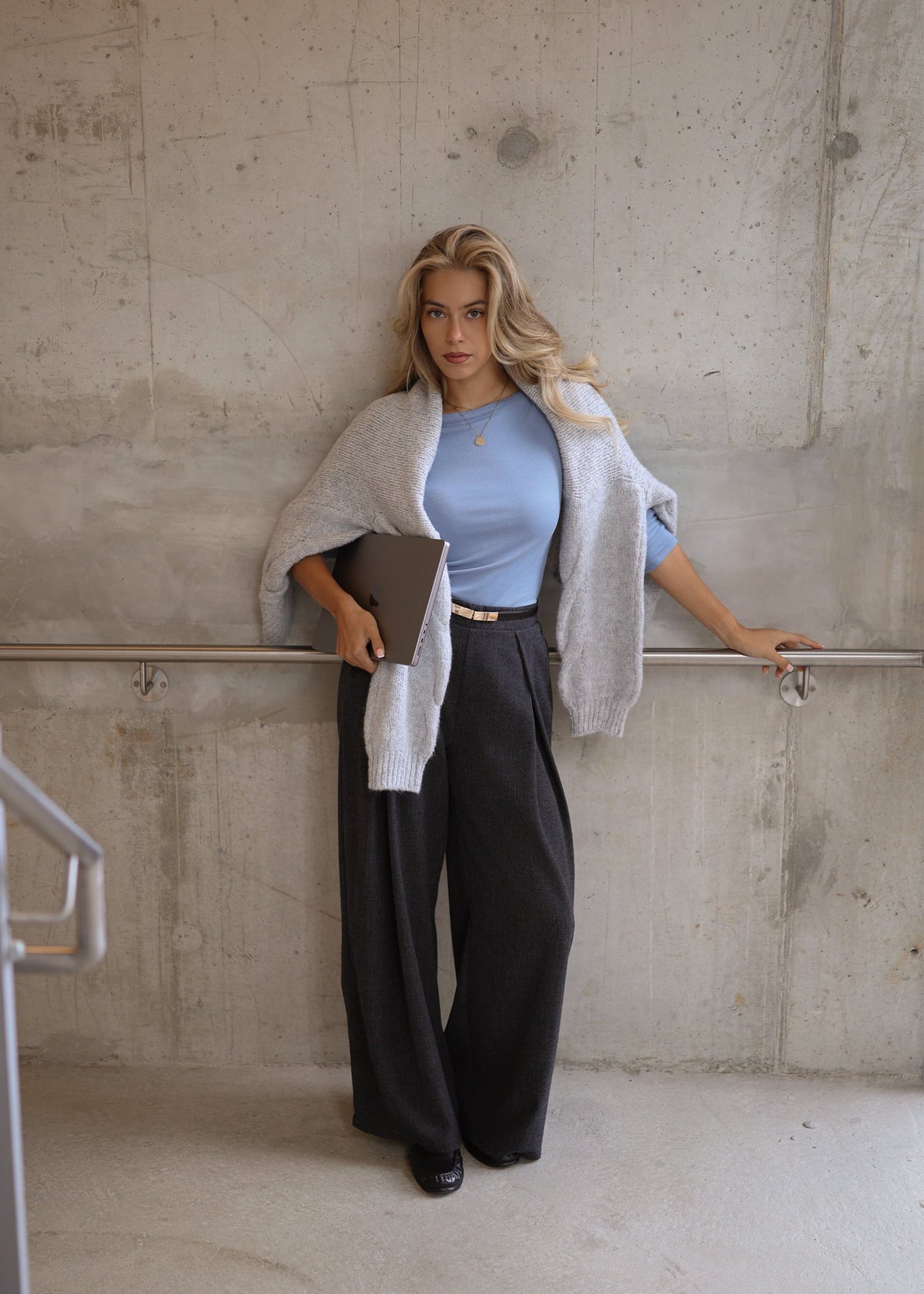 Cardigan en tricot épais avec motif en torsades - gris clair