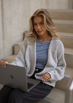 Cardigan en tricot épais avec motif en torsades - gris clair