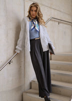 Cardigan en tricot épais avec motif en torsades - gris clair