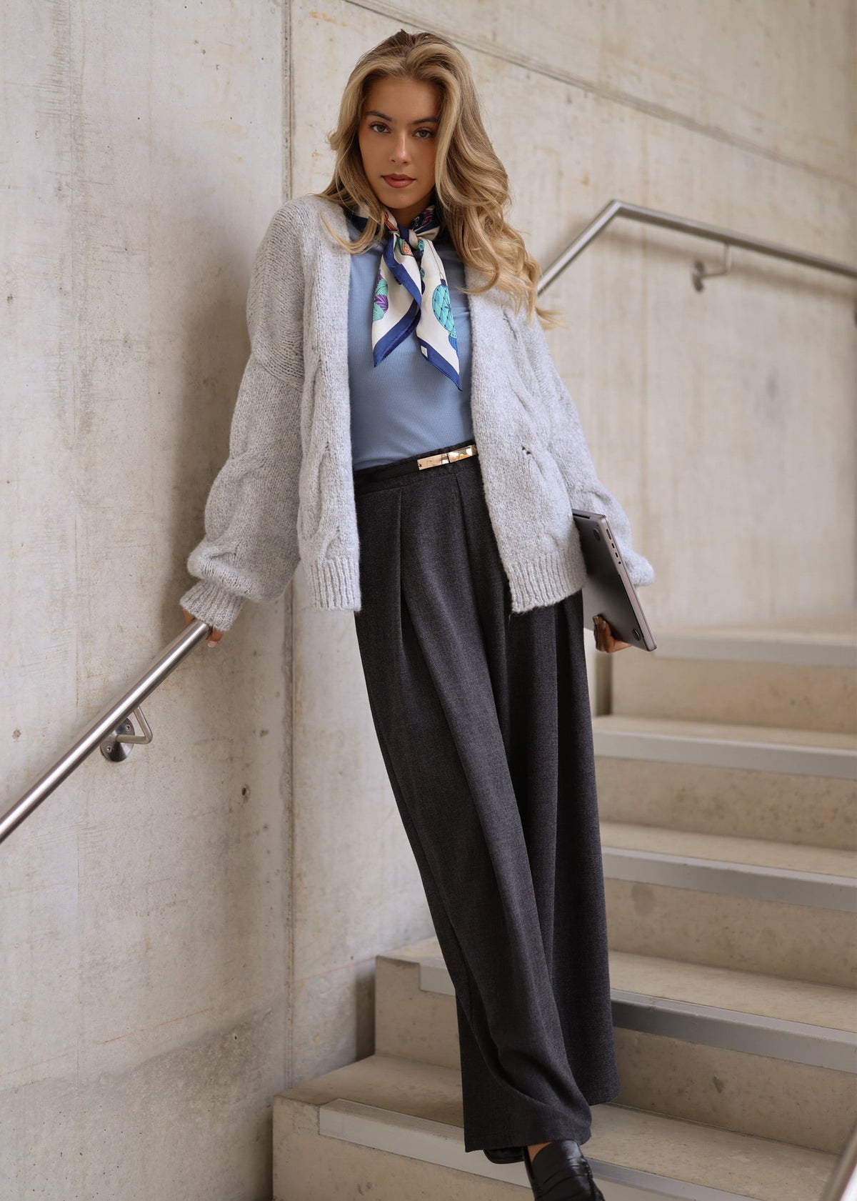 Cardigan en tricot épais avec motif en torsades - gris clair