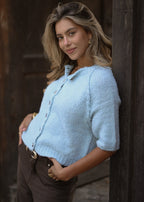 Cardigan à manches courtes avec coutures extérieures - bleu clair