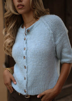 Cardigan à manches courtes avec coutures extérieures - bleu clair