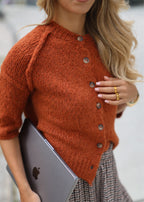 Cardigan à manches courtes avec coutures extérieures - rouge rouille