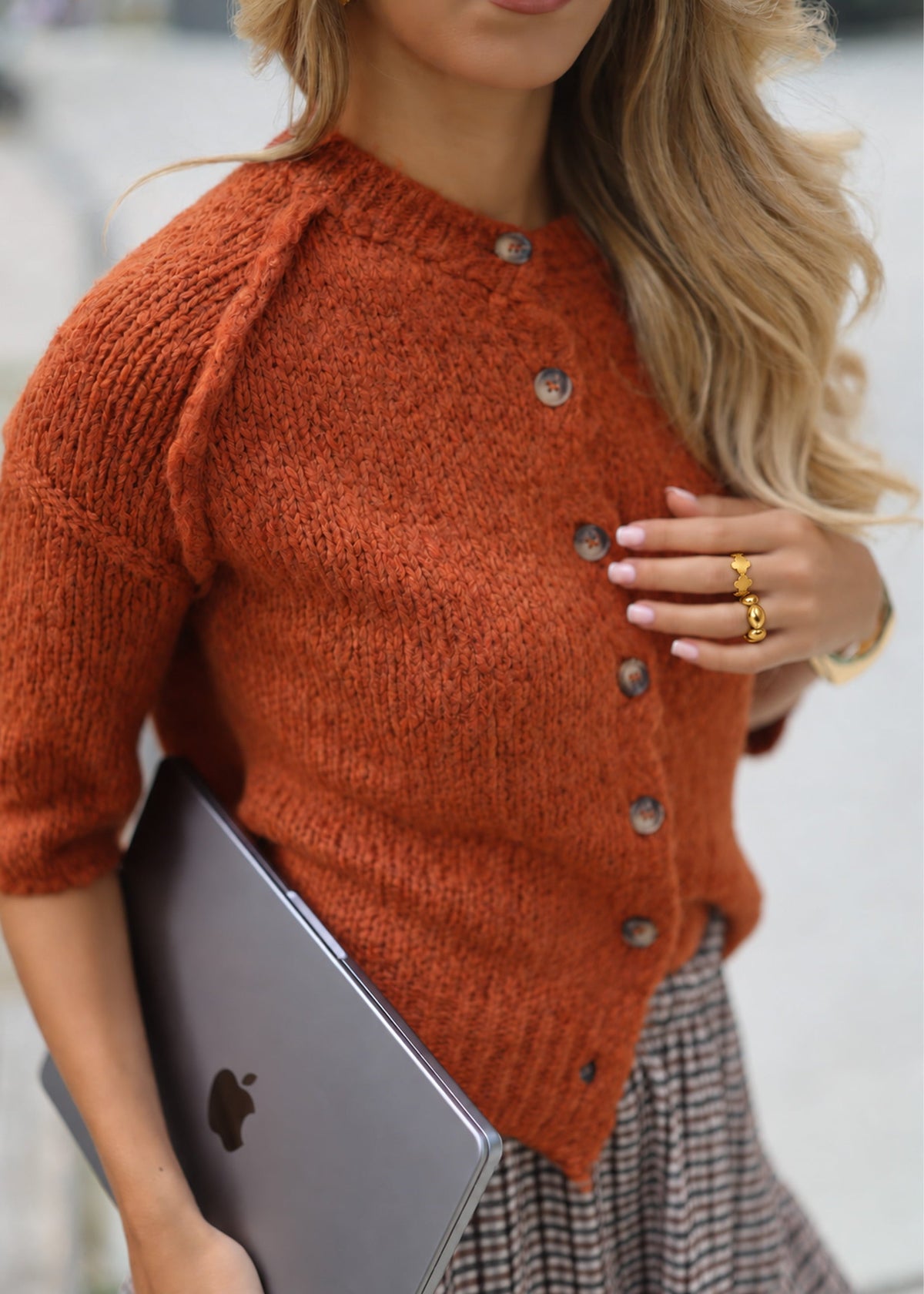 Cardigan à manches courtes avec coutures extérieures - rouge rouille
