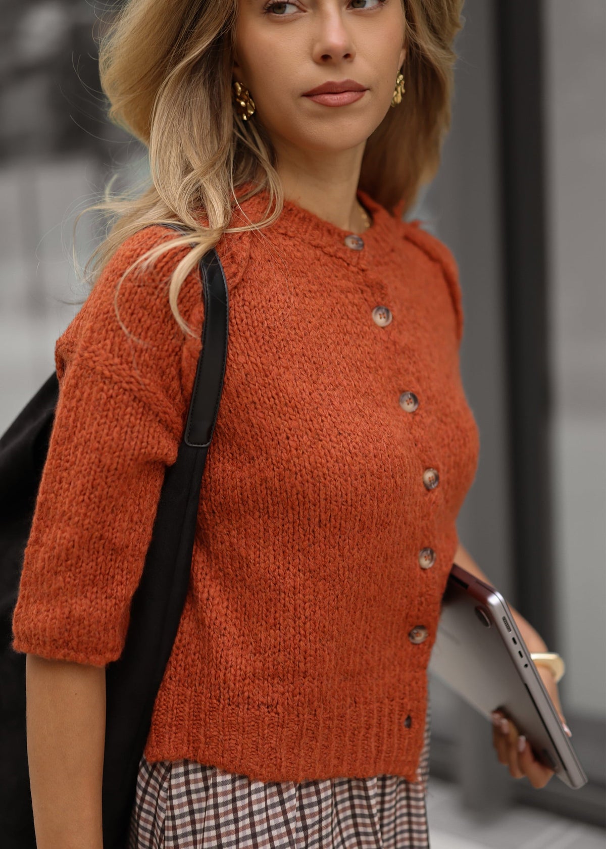 Cardigan à manches courtes avec coutures extérieures - rouge rouille