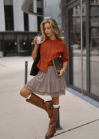 Cardigan à manches courtes avec coutures extérieures - rouge rouille
