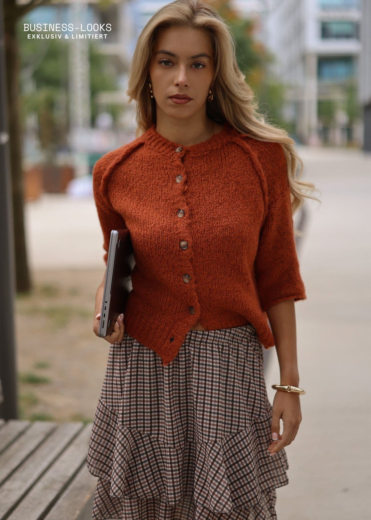 Cardigan à manches courtes avec coutures extérieures - rouge rouille