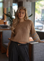 Pull court en tricot avec manches rayées - camel