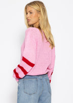 Pull en tricot court avec des manches rayées - rose