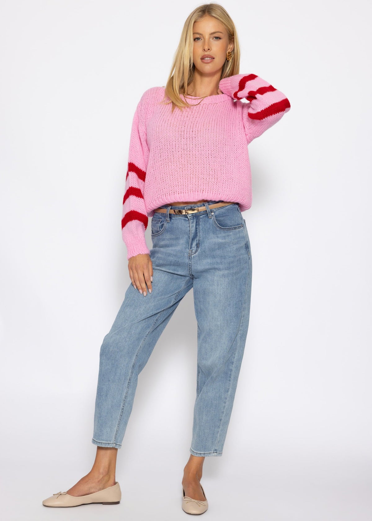 Pull en tricot court avec des manches rayées - rose
