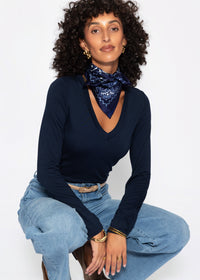 T-shirt à manches longues avec décolleté en V - bleu marine