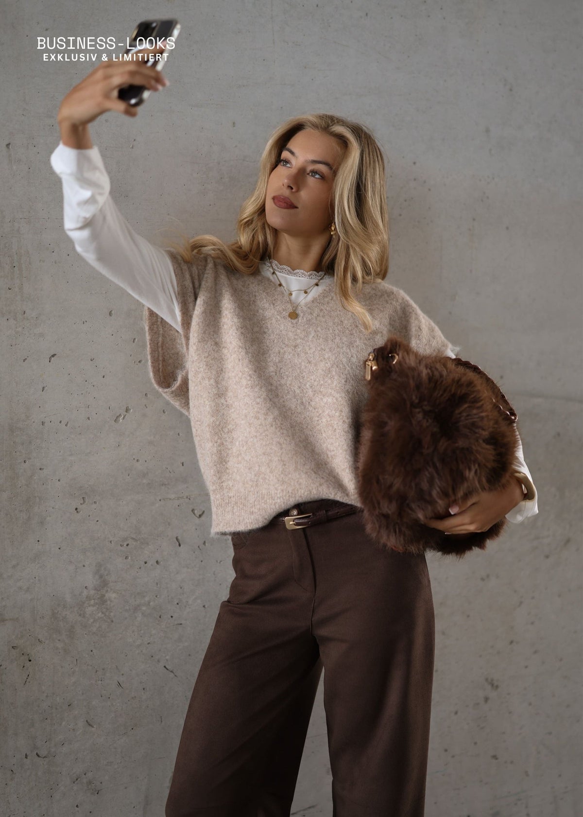 Pullunder avec décolleté en V - beige