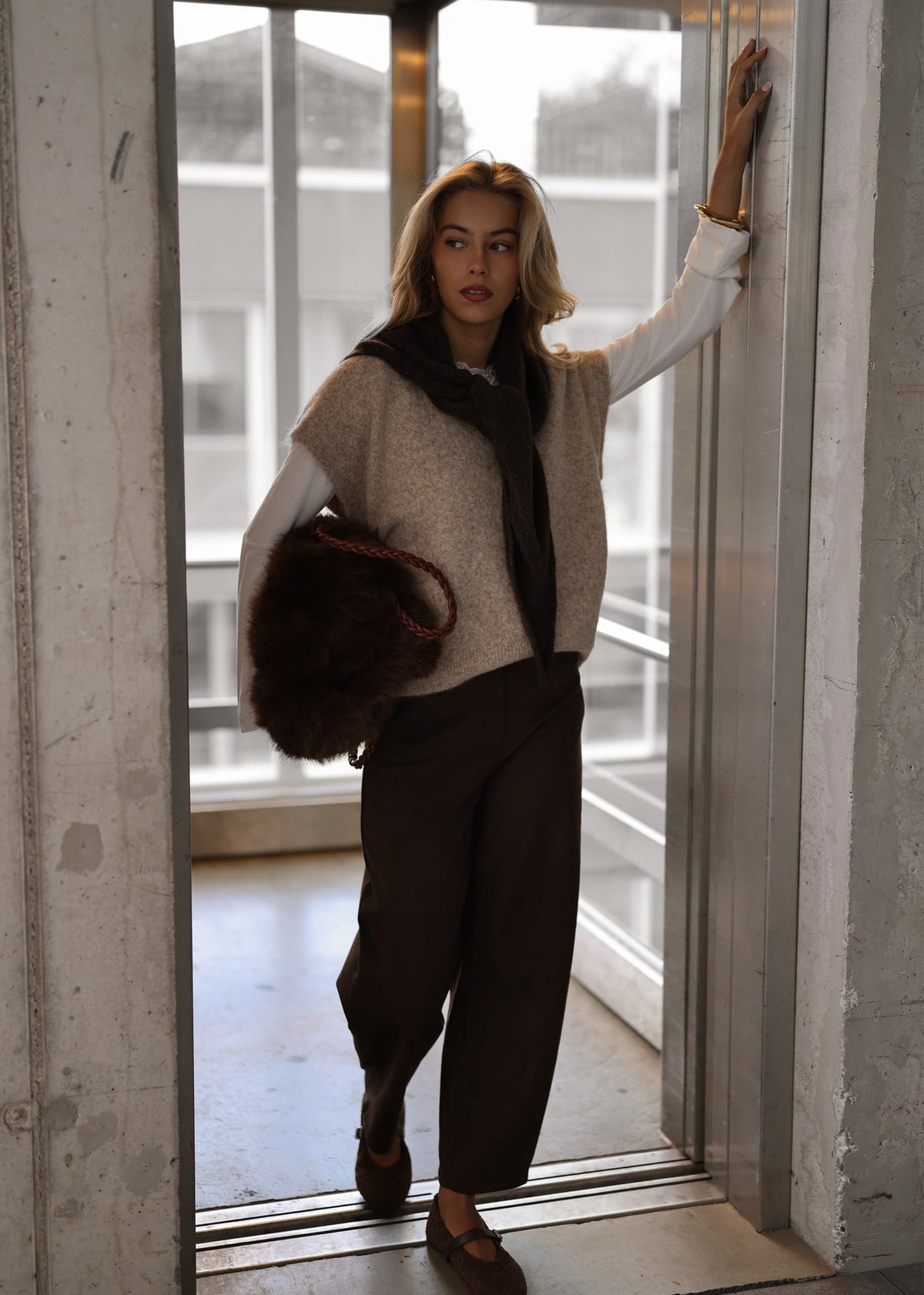 Pullunder avec décolleté en V - beige