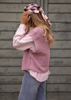 Pull-over en maille côtelée avec boutons sur les côtés - rose poudré
