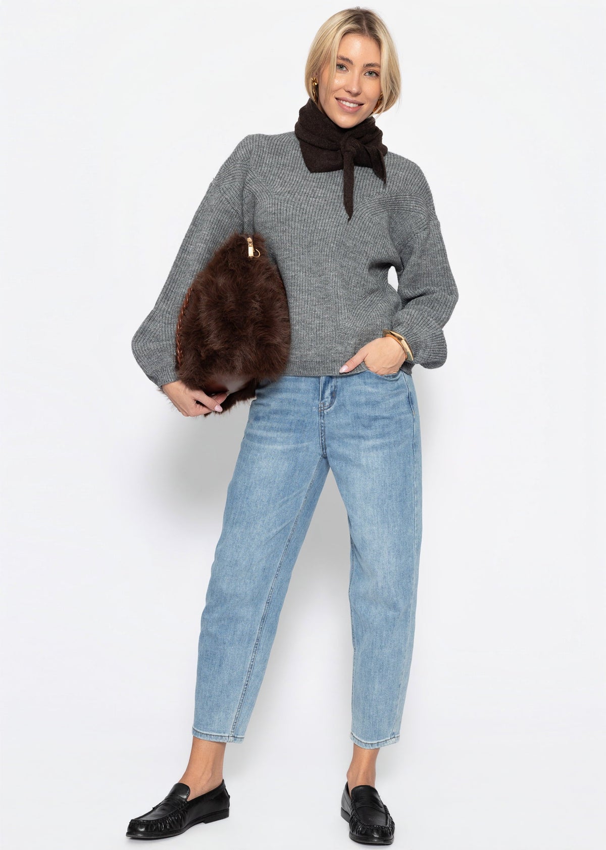 Pull en maille côtelée avec un col en V haut - gris