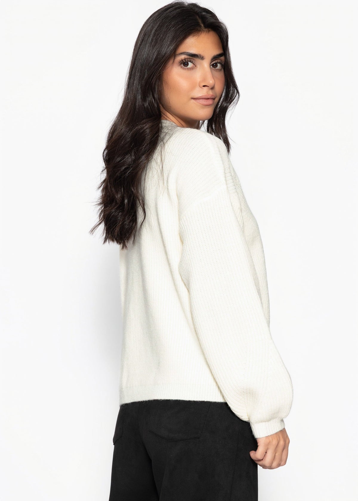 Pull en maille côtelée avec décolleté en V haut - blanc cassé