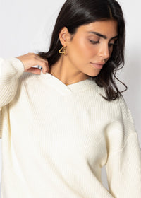 Pull en maille côtelée avec décolleté en V haut - blanc cassé